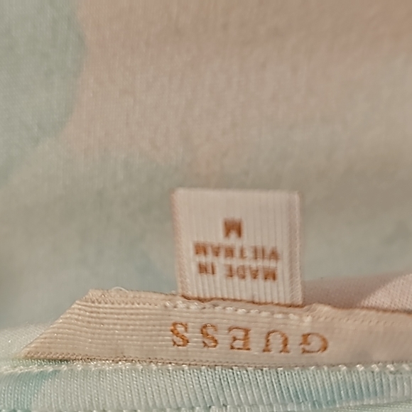 Beautiful pastel floral Guess top in size M - Picture 3 of 6